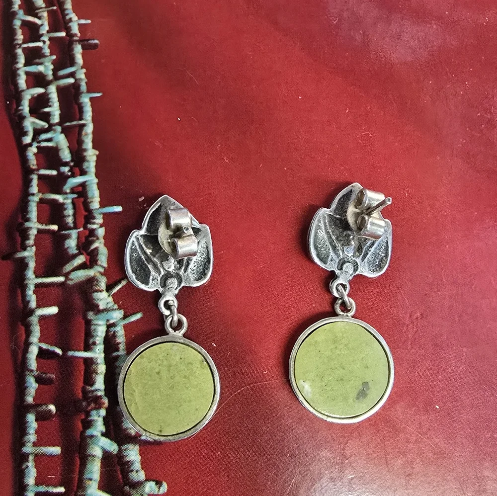 Vintage Native American Sterling Silver Leaf Green Stone Earrings - Picture 2 of 3